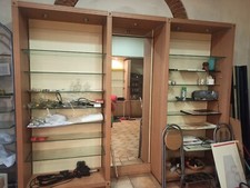 Mobile da esposizione in legno, mensole in vetro e specchio