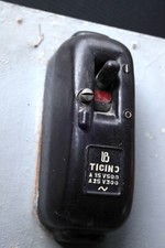 vecchio quadro elettrico in legno Bticino con vari interruttori.