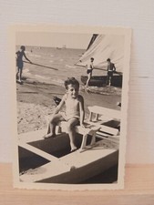 fanciullo al mare seduto su moscone Italia anni '30 '40