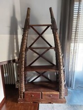 Libreria indonesiana vintage ricavata da aratro in ferro e legno