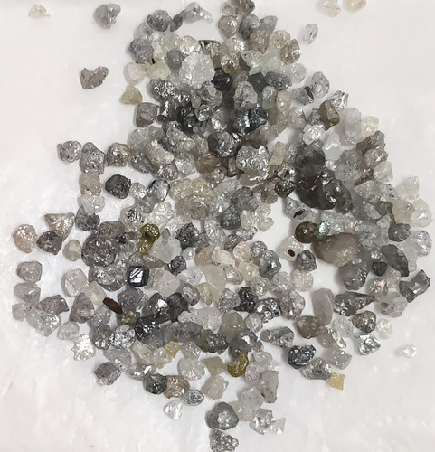 Diamanti grezzi neri bianchi