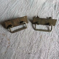 2 MANIGLIE IN FERRO CON VITI PIASTRINA OTTONE PATINATO PER MOBILI VARI -