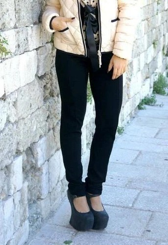 Pantaloni neri elasticizzati