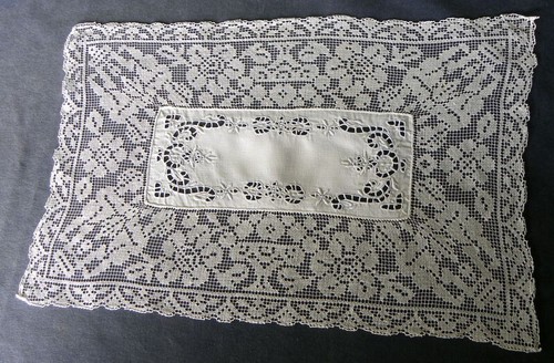 Antica tovaglietta bianca