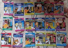 Lotto carte Scooby Doo un Mondo Di Misteri + contenitore in latta.