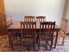 tavolo da pranzo con sedie