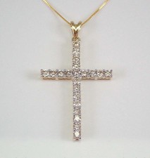 Delicato ciondolo croce