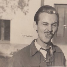 Giovane uomo che fa il viso