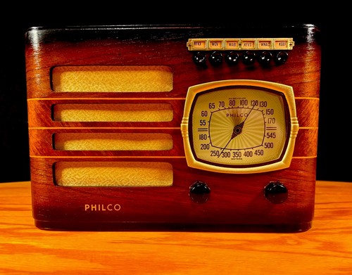 Vecchia radio epoca legno - in,