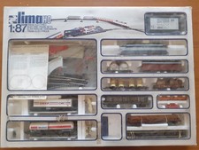 Lima confezione contenente un lungo treno merci trainato da una loco E 444