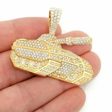 Ciondolo carro armato militare taglio tondo 2,10 ct in vera moissanite finitura oro giallo 14 carati