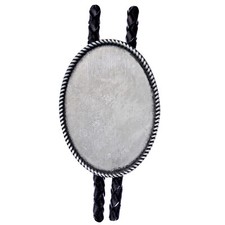 Cravatta con Fibbia, Profilo