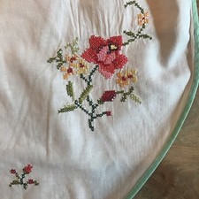 Grembiule Ricami Di Fiori In Punto Croce Fatti A Macchina