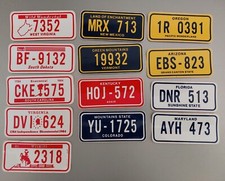 Lotto n.13 autoadesivi Edizione Zanetti targhe auto USA anni '80 (dim. 11x5 cm)