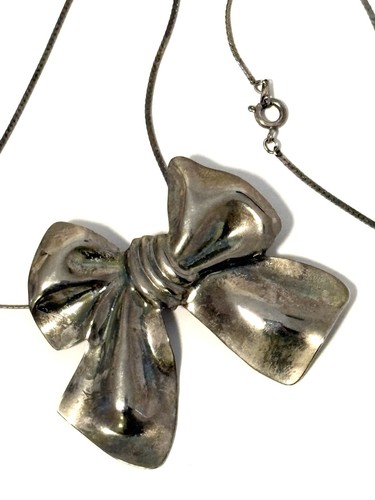 Collana con ciondolo fiocco