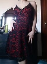 vestito rosso con pizzo nero