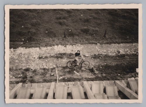 Donna con bicicletta - ,