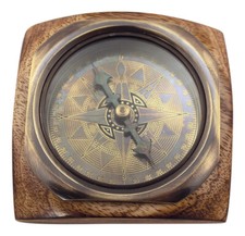 Compasso Su Basamento Di Legno