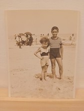 bimbi al mare in costume ombrellini da mare e  moscone Italia anni '20 