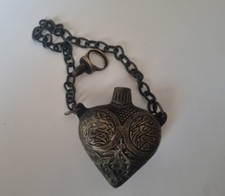 Fiaschetta Dosatore Polvere da sparo forma cuore con catena Ottone Indiano 5x7cm