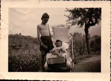 FOTO ANNI '50 - BAMBINO CON FRATELLINO SU CARROZZINA - 