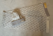 cappello e sciarpa in maglia