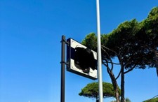 insegna esterna e bandiera negozio