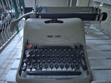 Macchina da scrivere Olivetti