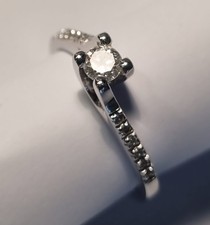 ANELLO IN ORO  BIANCO 18 KT  CON DIAMANTE CENTRALE E  PICCOLI DIAMANTI LATERALI