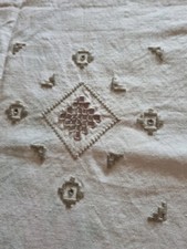 antica tenda in puro lino pesante, con preziosi ricami a mano e bordo in pizzo