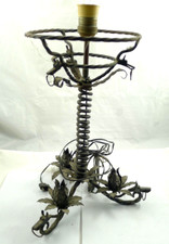 vecchia lampada da tavolo in