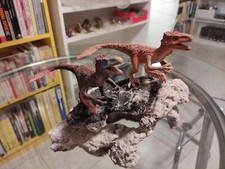 SCHLEICH 14582 Utahraptor (2016) Dinosauro maschio + femmina + roccia paesaggio 