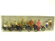 Ciclisti del 1900 in piedi -