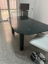 Tavolo in marmo nero con venature blu