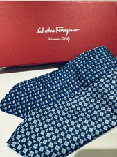 Cravatta collo Salvatore Ferragamo nuova mai usata blu navy paisley 100% seta...
