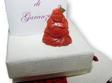 Ciondolo Buddha oro 18 kt e corallo rosso in pietra preziosa di pietra naturale intagliata unisex