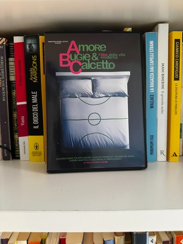 Amore bugie calcetto - &,