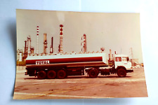 Camion Cisterna Total in raffineria vera fotografia no cartolina aani '80