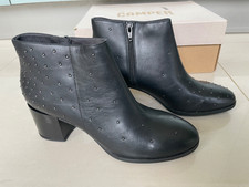 Stivali nuovi con scatola