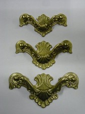 M0430 MANIGLIETTA OTTONE PENDENTE ORO 106X56 RESTAURO MOBILE ANTICO VECCHIO