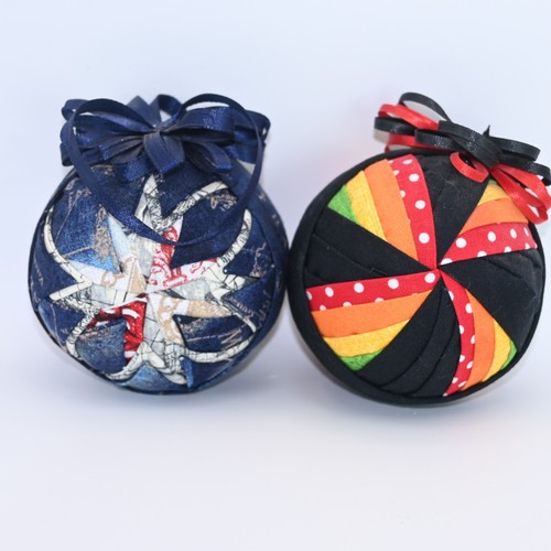 Ornamenti trapuntati fatti - , a