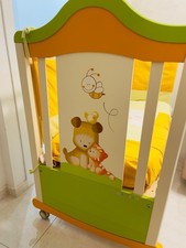 Culla Foppapedretti. Lettino Con Sponda A Scomparsa Beige, Verde E Arancione.