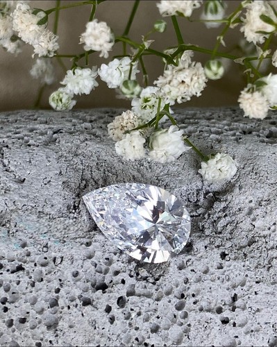 Anello con diamanti bianchi
