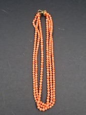 Collana Di Corallo A Tre Fili.  Chiusura In Oro 18 Carati.