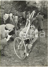 1956 GENOVA - CICLOCROSS Vincitore Americo SEVERINI con bici in spalla (2) *Foto