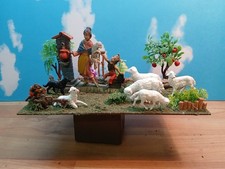 Presepe – Diorama - Cortile con Ragazza con fontana e pecore