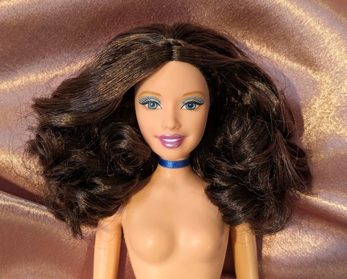 Barbie bambola bruna occhi