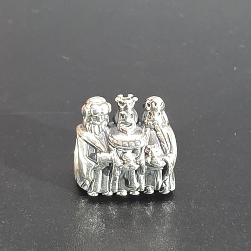 Charm pandora tre - tre, saggi