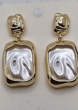 ORECCHINI PENDENTI con grandi perle rettangolari bianche, anello abbinabile