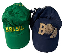 Set di tre cappelli: due baseball e uno pon-pon